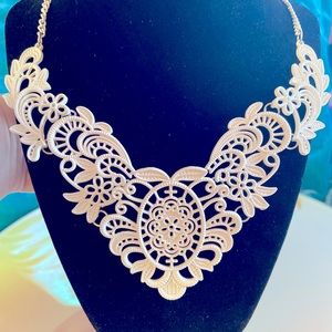 WHITE METAL LACE STYLE NECKLACE